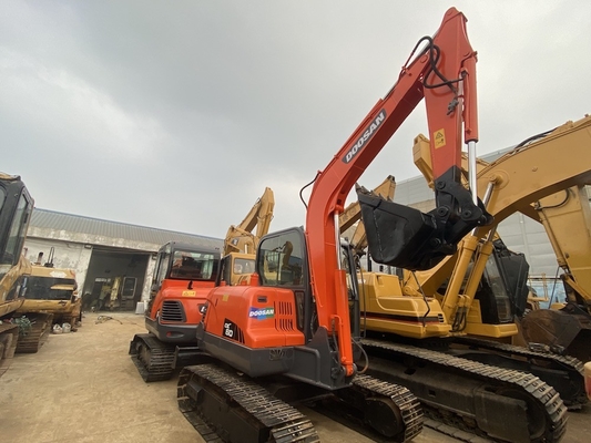 6 tonluk orijinal kullanılmış Doosan DX60 sürünen kazma makinesi 39.7 kW motor gücü ve 0.21m3 kova kapasitesi ile