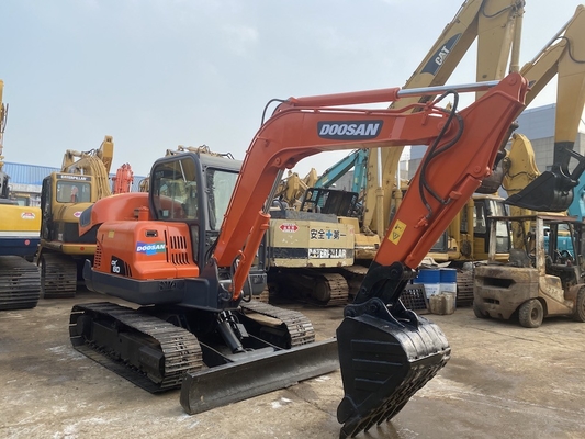 6 tonluk orijinal kullanılmış Doosan DX60 sürünen kazma makinesi 39.7 kW motor gücü ve 0.21m3 kova kapasitesi ile