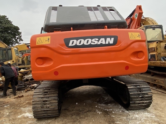 22 tonluk orijinal kullanılmış Doosan DX225 sürünen kazıcı 157KW motor gücü ve 1.05m3 kova kapasitesi ile