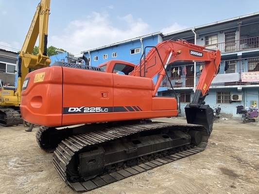 22 tonluk orijinal kullanılmış Doosan DX225 sürünen kazıcı 157KW motor gücü ve 1.05m3 kova kapasitesi ile