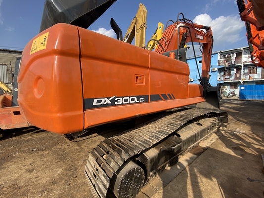 30 tonluk orijinal kullanılmış Doosan DX300 sürünen kazıcı 1.27 m3 kova kapasitesi ile