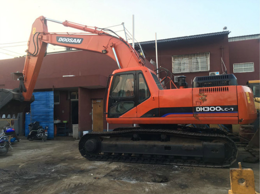 30 tonluk orijinal kullanılmış Doosan DH300LC-7 1.27 m3 kova kapasitesiyle sürünen kazıcı