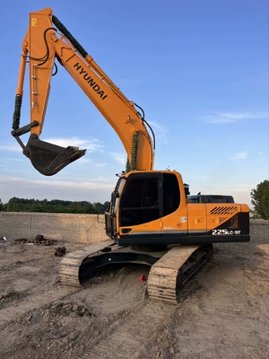22 tonluk ikinci el Hyundai R225 Crawler Excavator 112 KW motor gücü ve 1.05 M3 kova kapasitesi kullanılmıştır